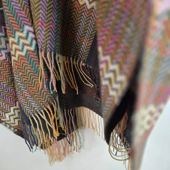 RIIQIICHY Women One-Size NWT Colorful Chevron Patterned Poncho - Picture 7 of 11